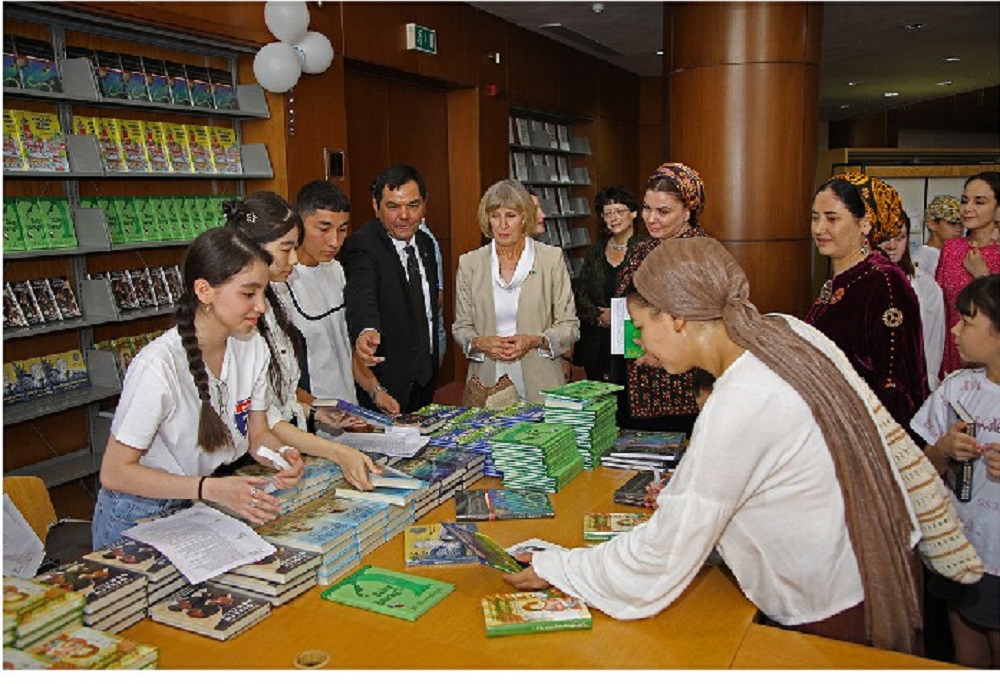 ABŞ-nyň Türkmenistandaky ilçihanasy kitap sergi ýarmarkasyny gurnady