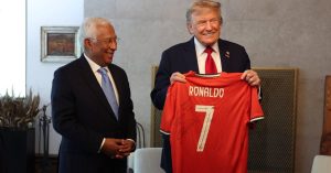 Ronaldo Donald Trampa futbol köýnekçesini sowgat etdi